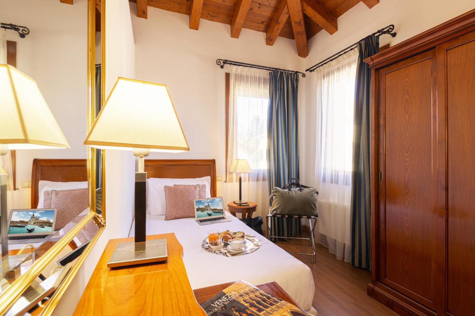 Hotel Venice Resort Airport Тессера Экстерьер фото